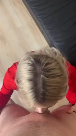 HD видео на блондинка, която получава големите си естествени цици изсмукани и прецакани отзад porn video